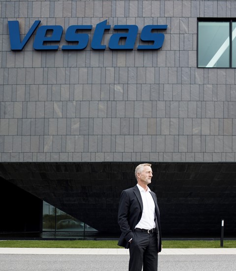 bilde av en vestas ansatt